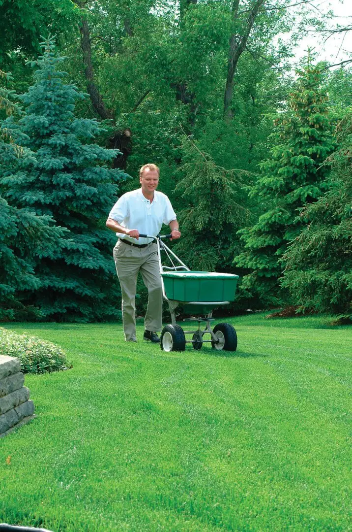 royal gardens landscaping tech fertilizing lawn